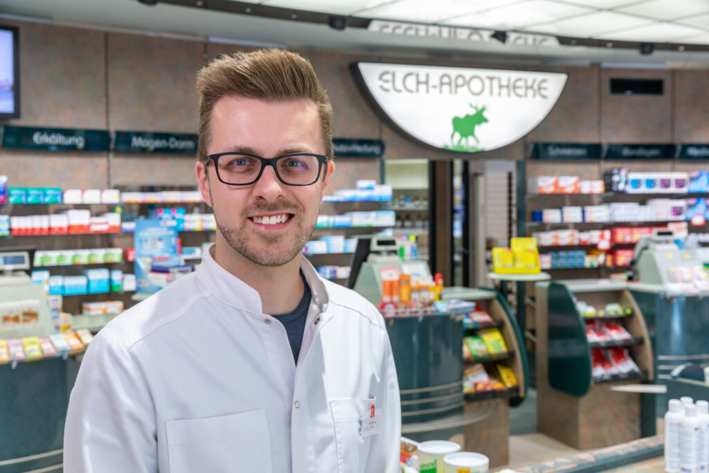 Inhaber Elch-Apotheke in der Apothekenfiliale